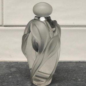 Elegant Glass Perfume Bottle with Frosted Leaf Embellishment